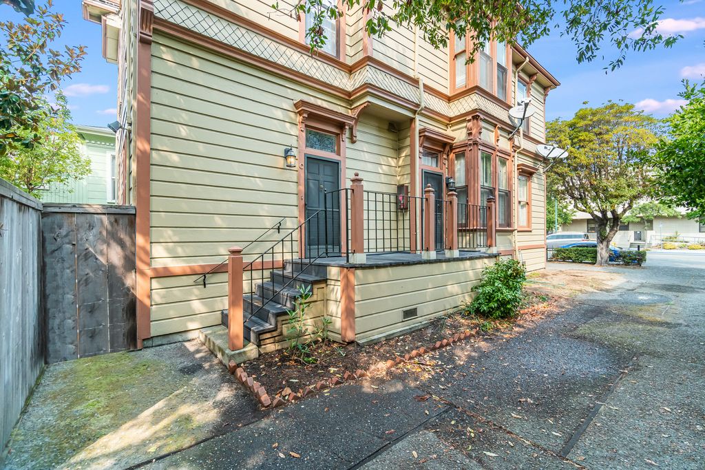 2216 Encinal Ave #C
