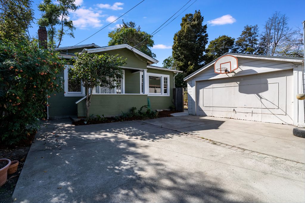 2122 Lincoln Ave