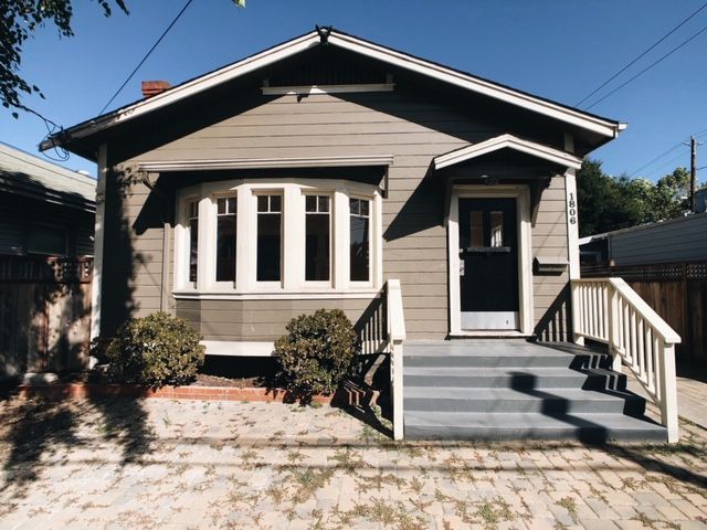 1806 Everett Street