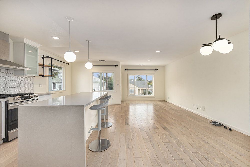 3117 Minna Ave - Upper 