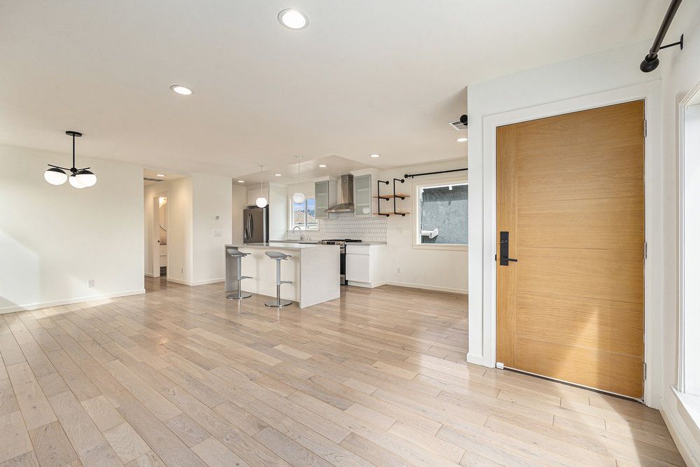 3117 Minna Ave - Upper 