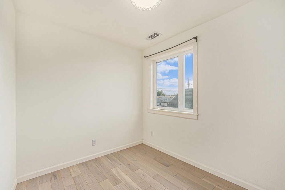 3117 Minna Ave - Upper 