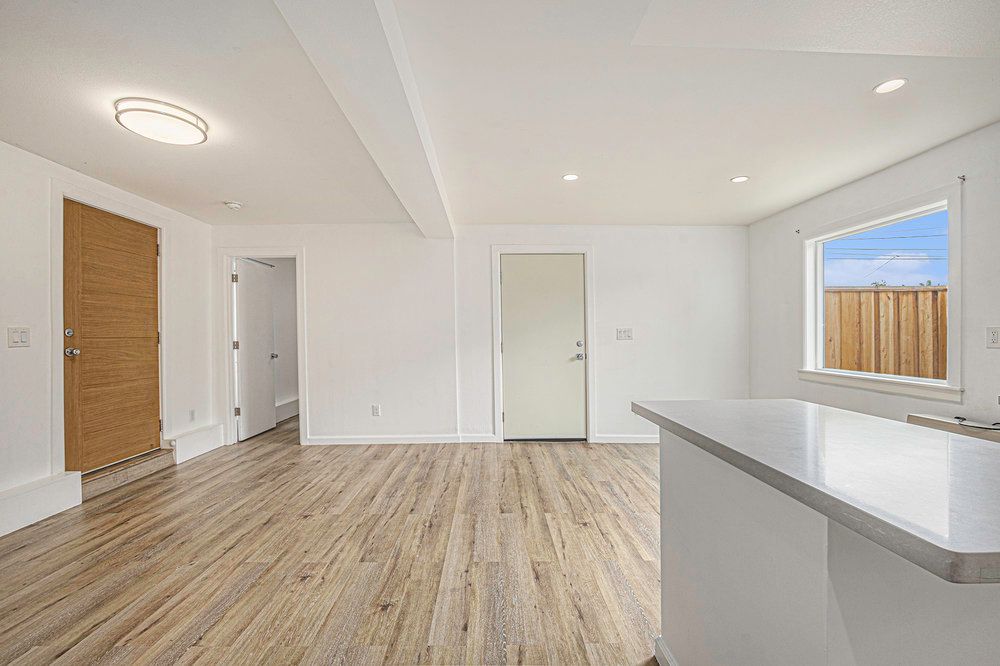 3119 Minna Ave - lower duplex