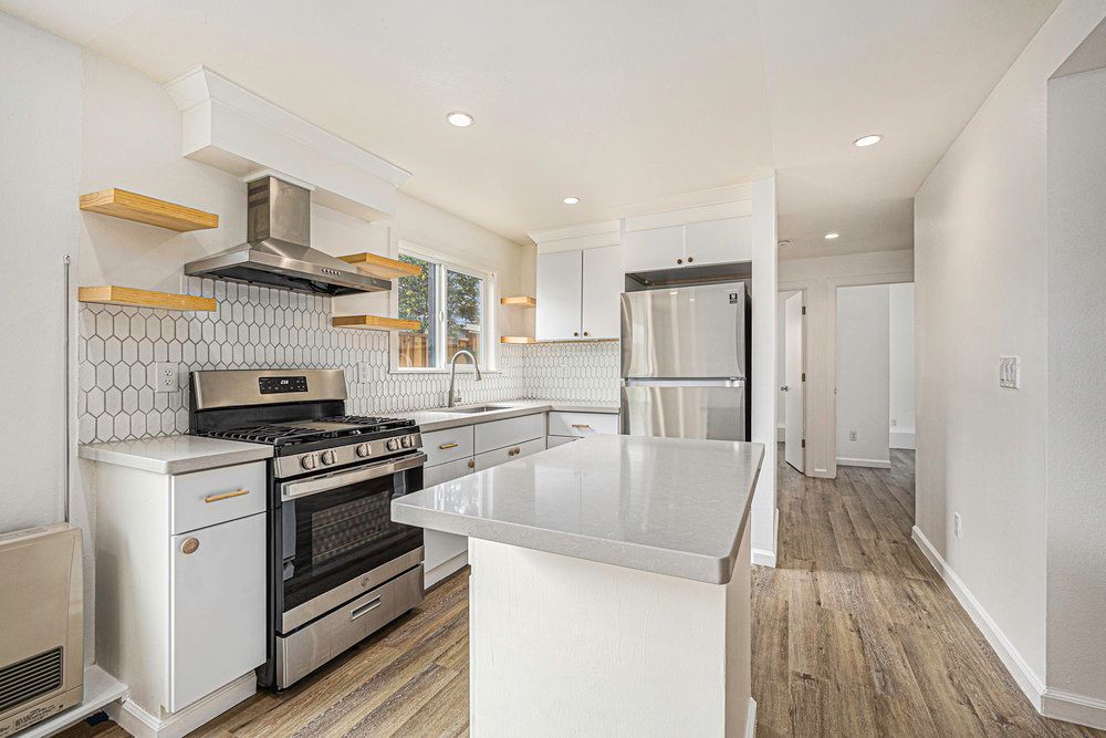 3119 Minna Ave - lower duplex