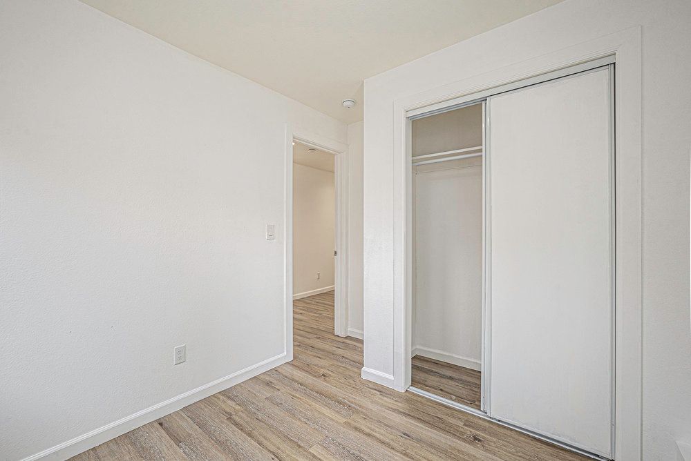 3119 Minna Ave - lower duplex