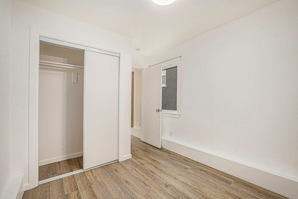 3119 Minna Ave - lower duplex