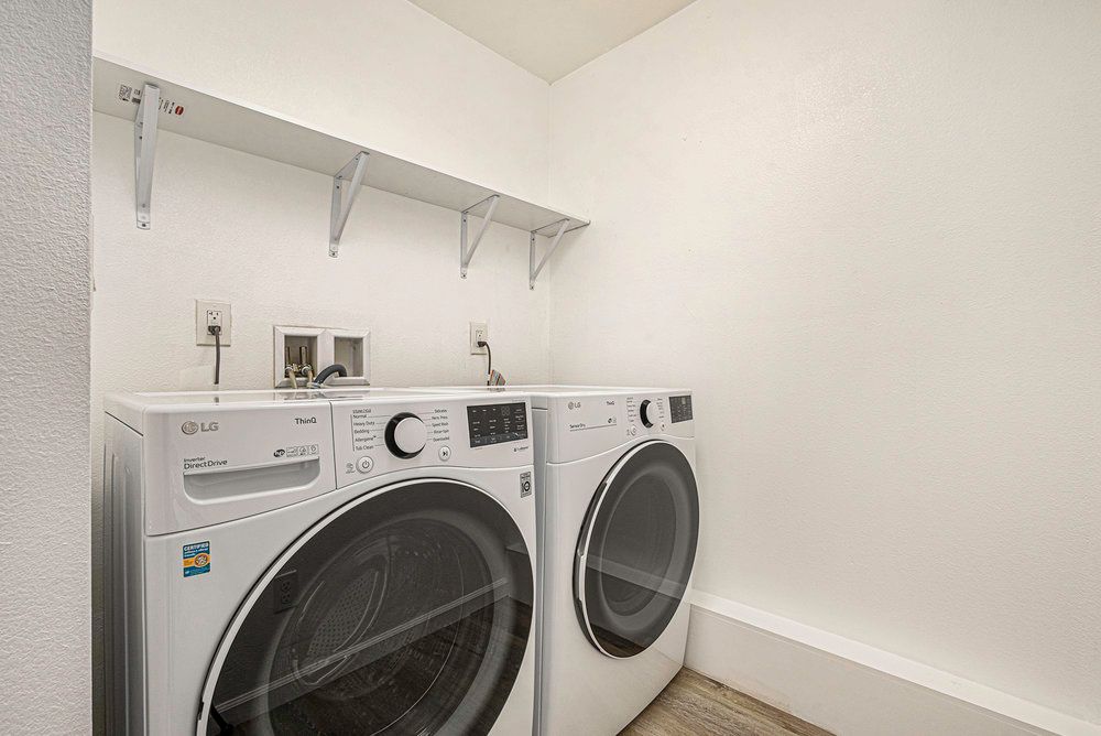 3119 Minna Ave - lower duplex