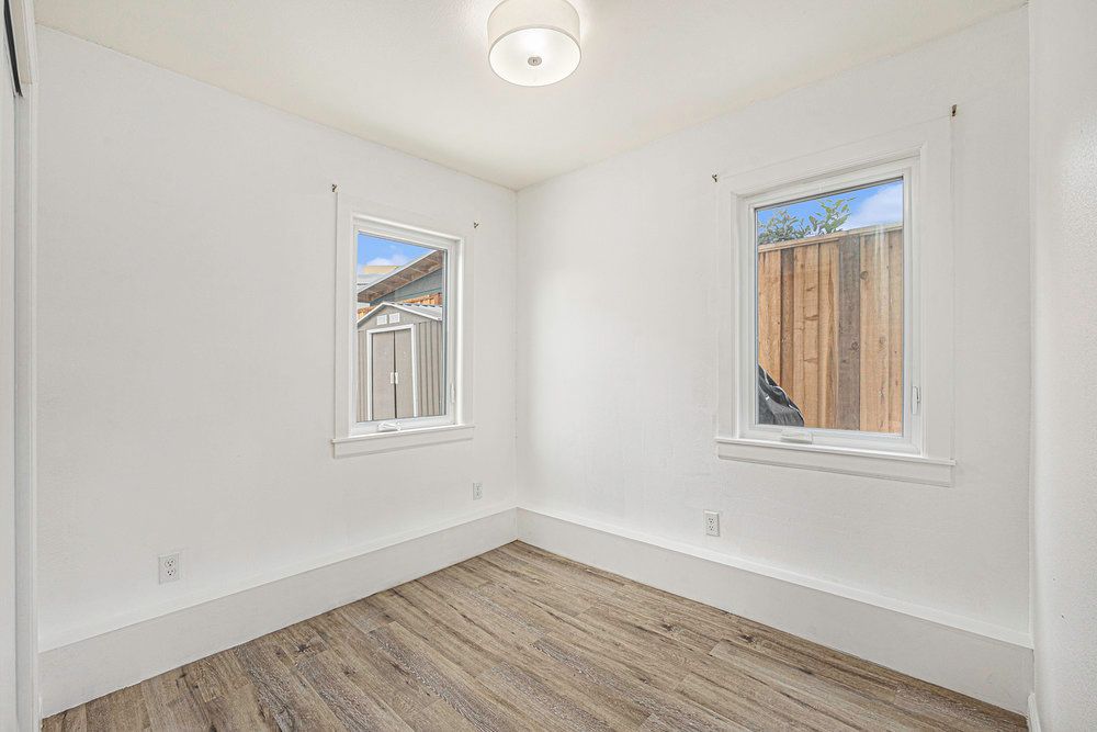 3119 Minna Ave - lower duplex