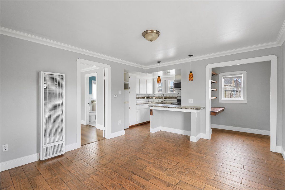 1806 Everett St. - Upper duplex 