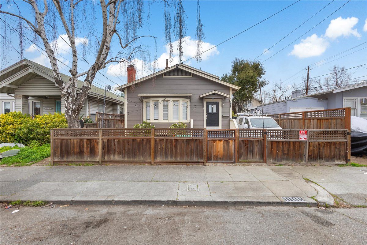 1806 Everett St. - Upper duplex 