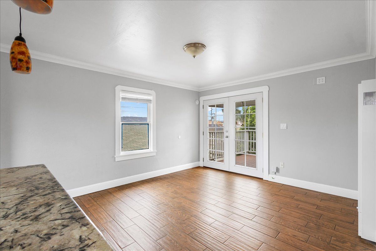 1806 Everett St. - Upper duplex 