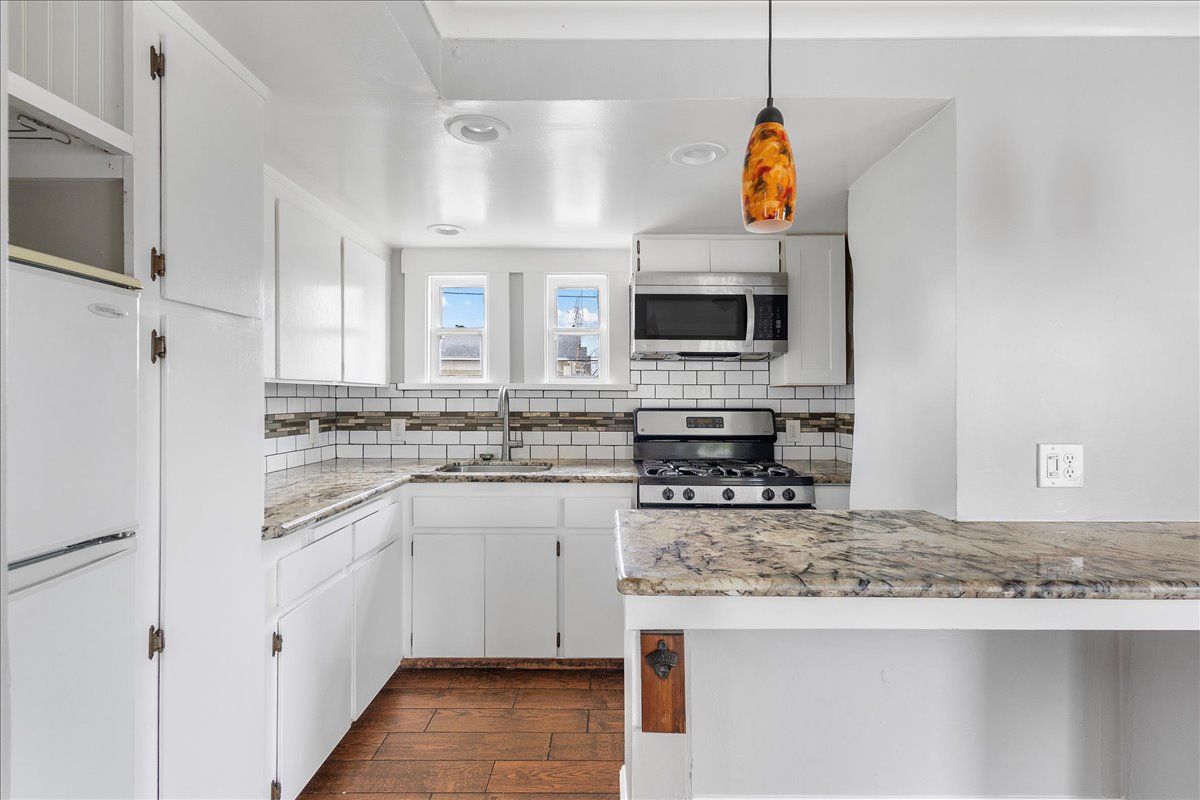 1806 Everett St. - Upper duplex 