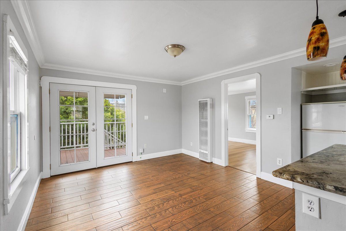 1806 Everett St. - Upper duplex 