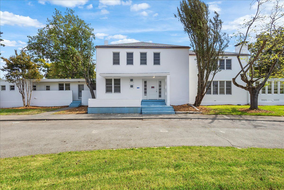 390 W. Essex Drive 