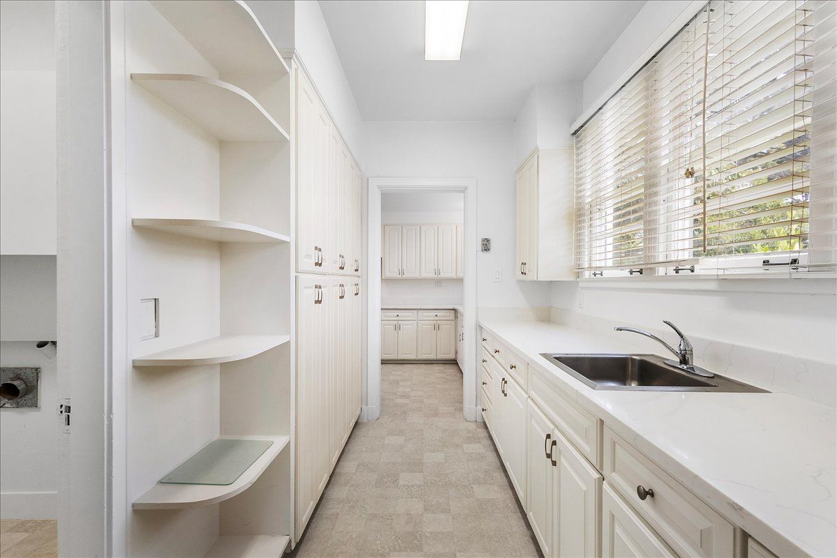 390 W. Essex Drive 