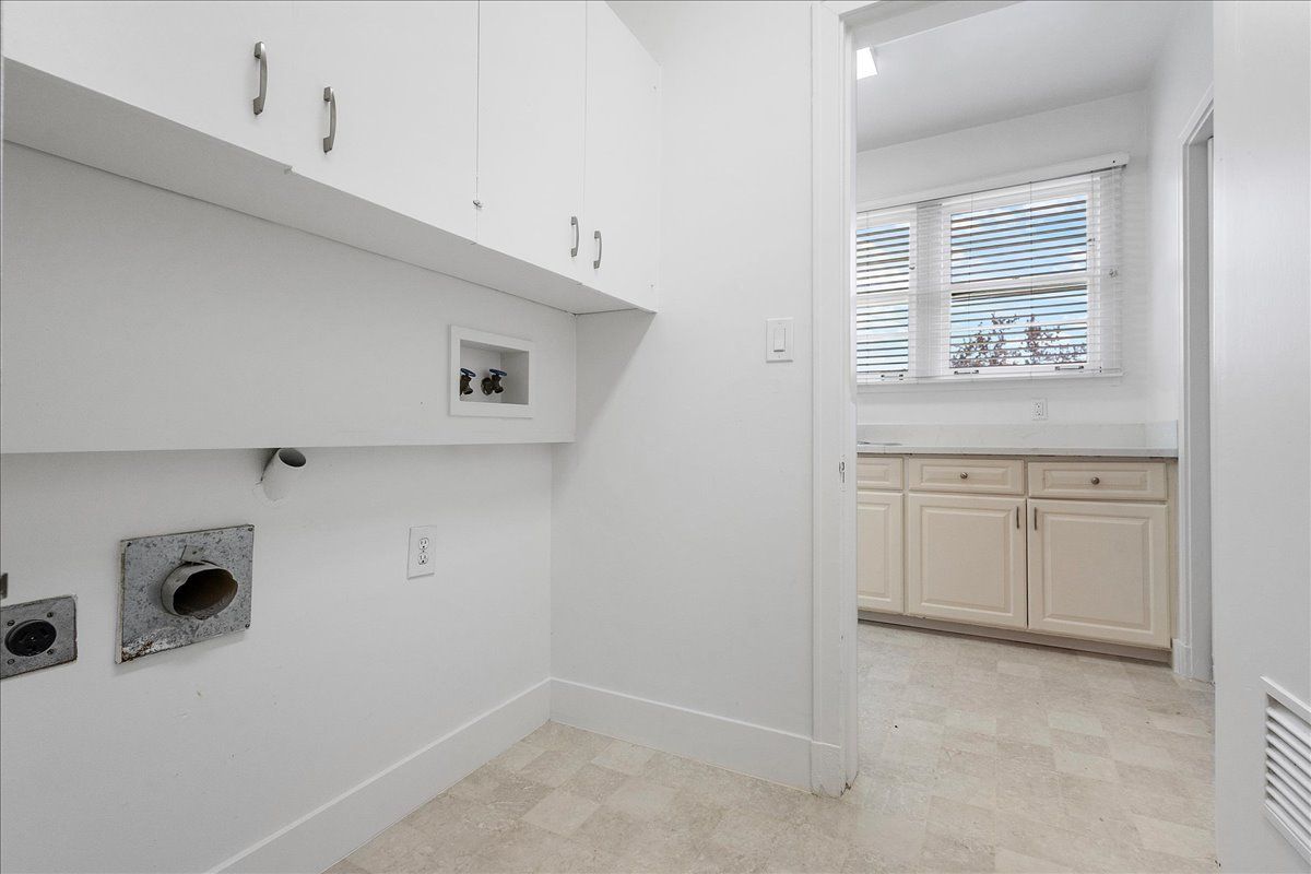390 W. Essex Drive 