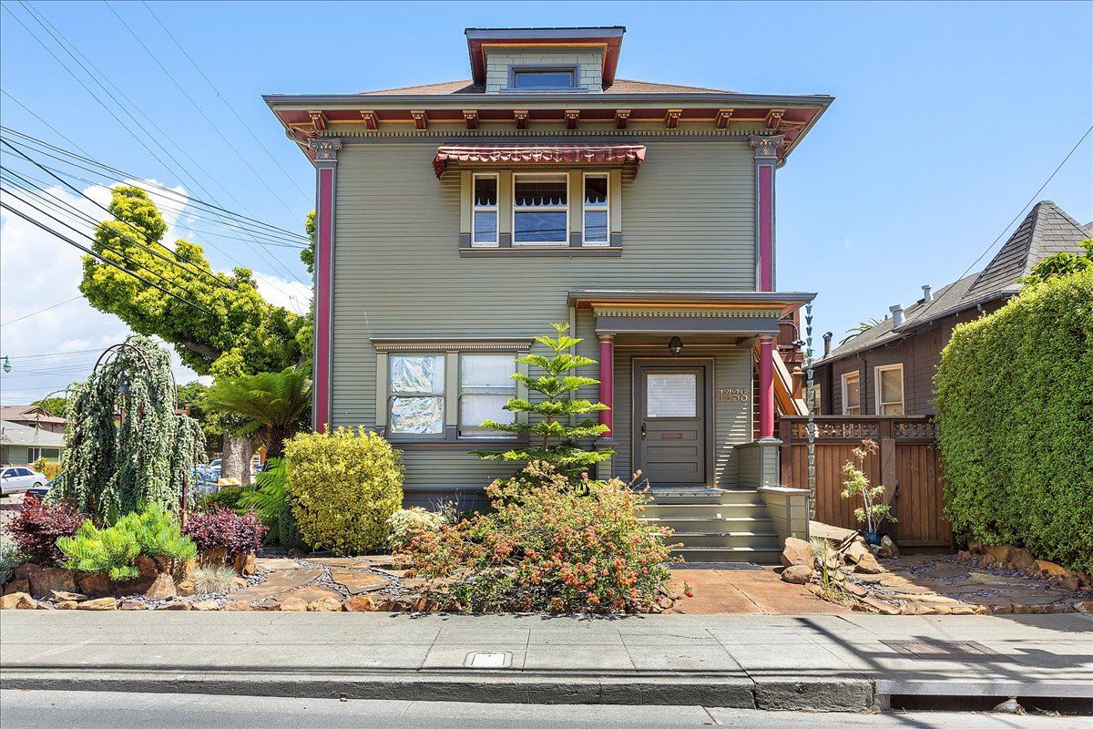 1438 Walnut St. 