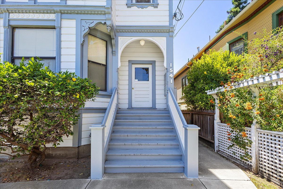 1541 Bay St. #5