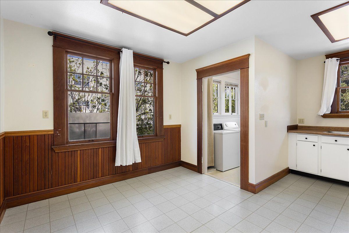 1416 Willow Street - Upper back