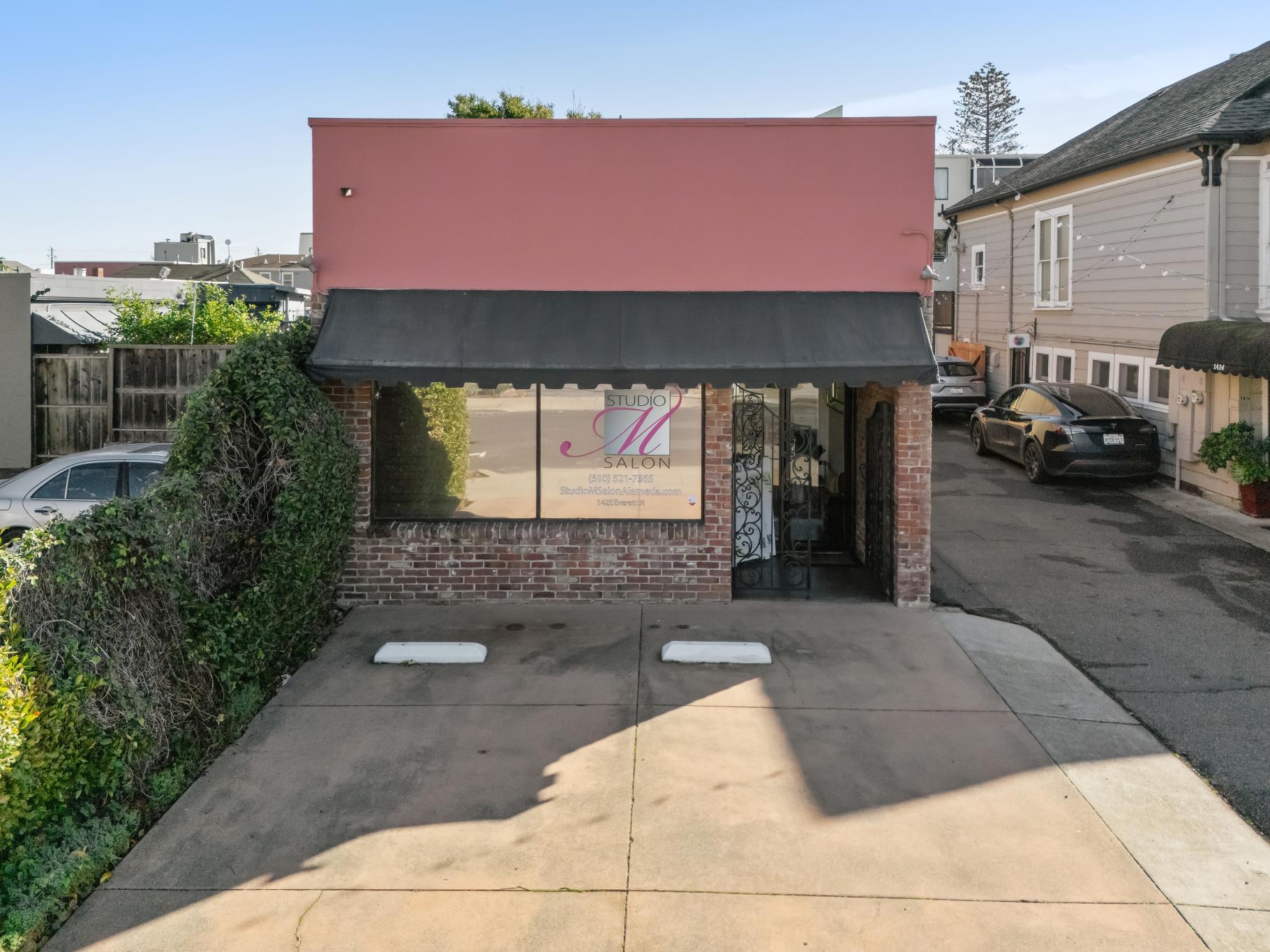 1422 Everett Street