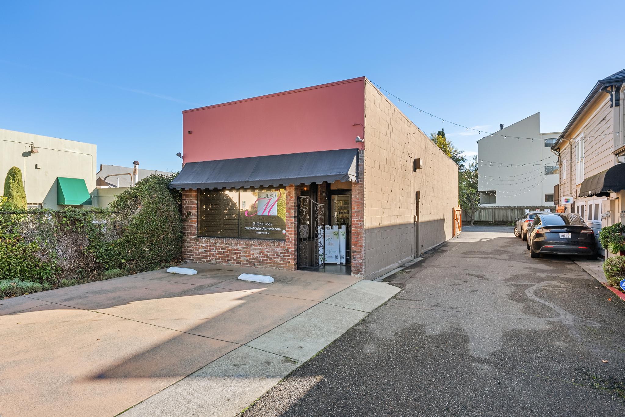 1422 Everett Street