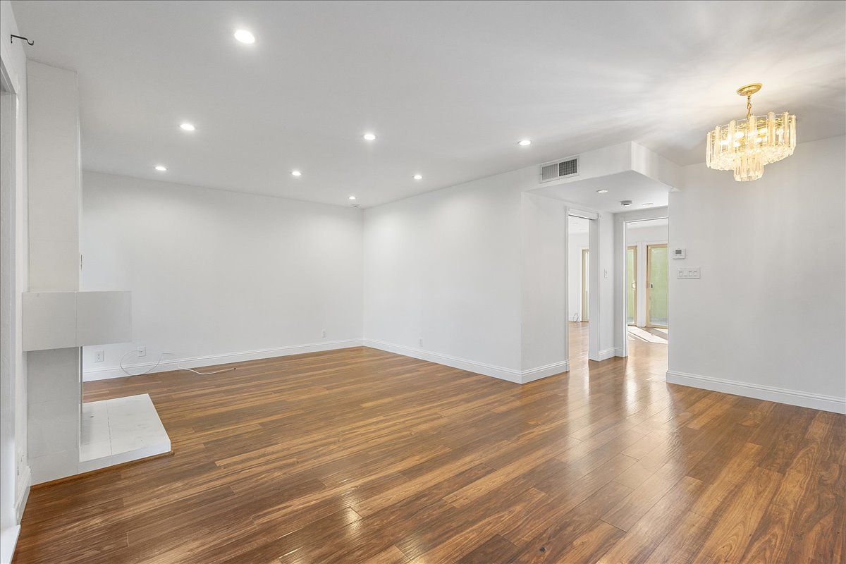 3031 Flora Vista