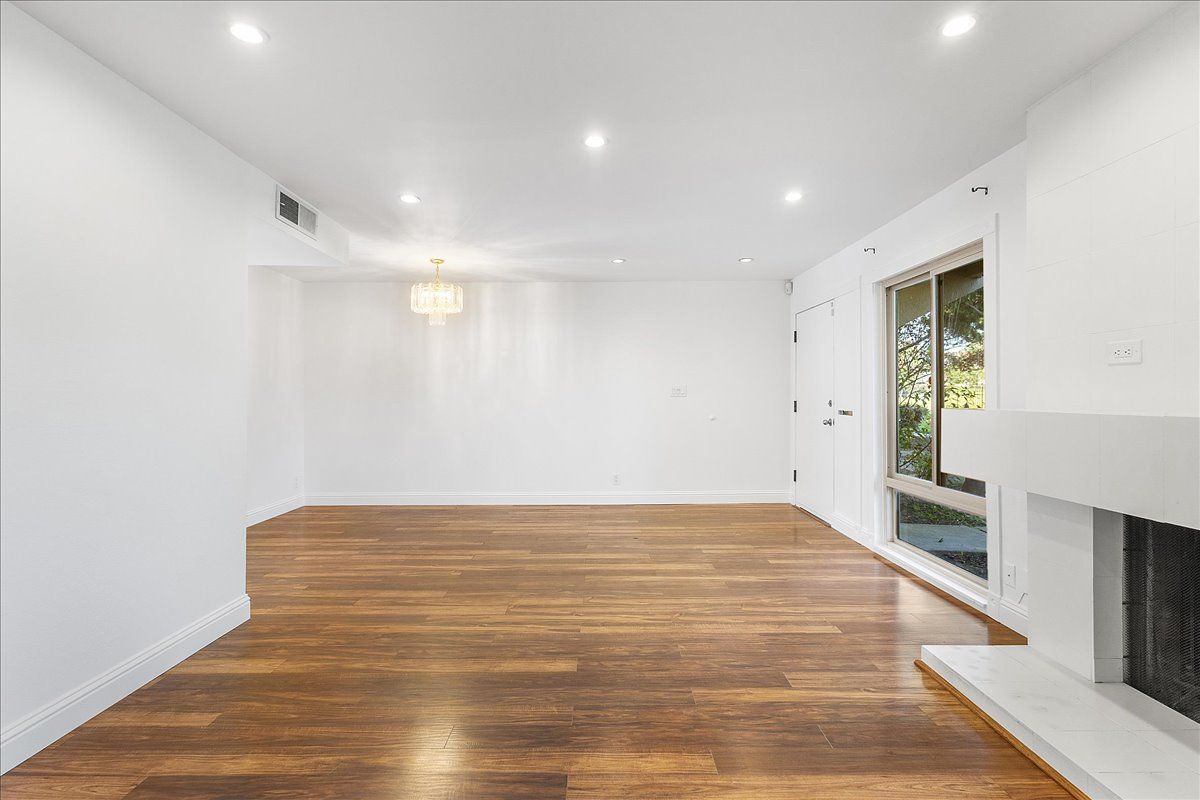 3031 Flora Vista
