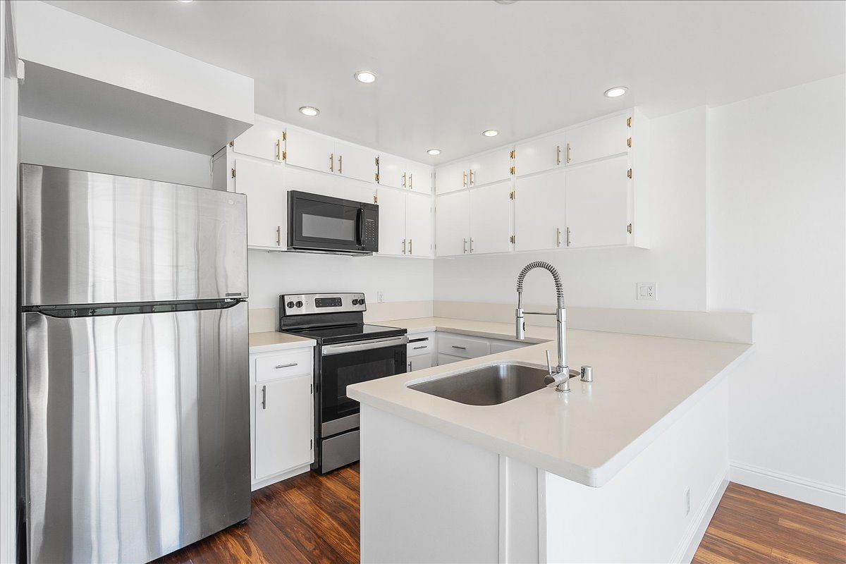 3031 Flora Vista