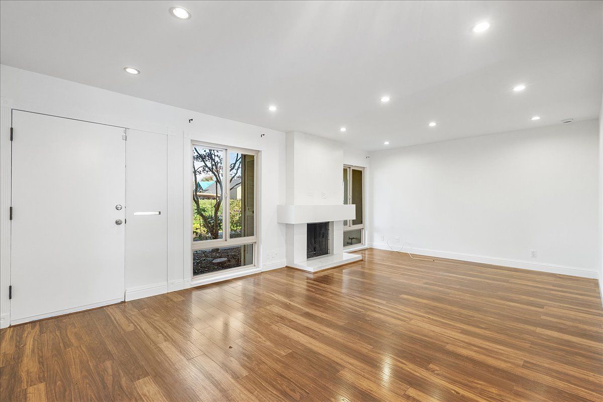 3031 Flora Vista