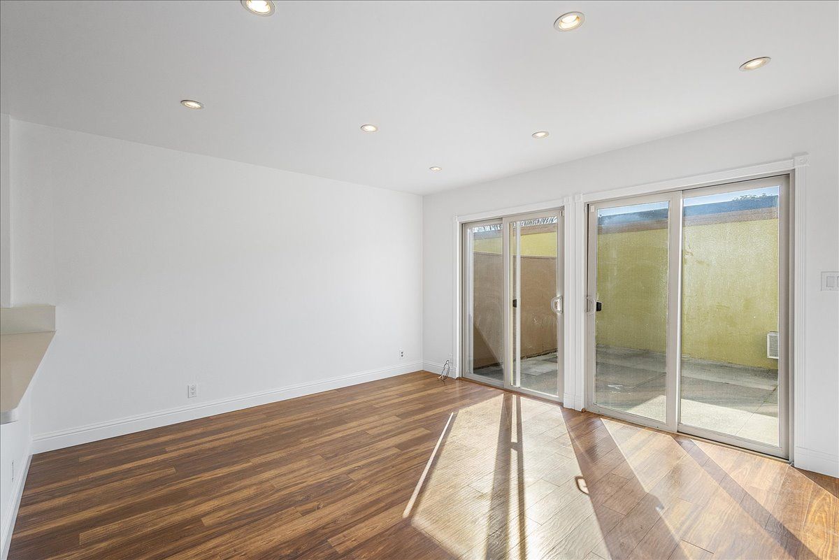 3031 Flora Vista