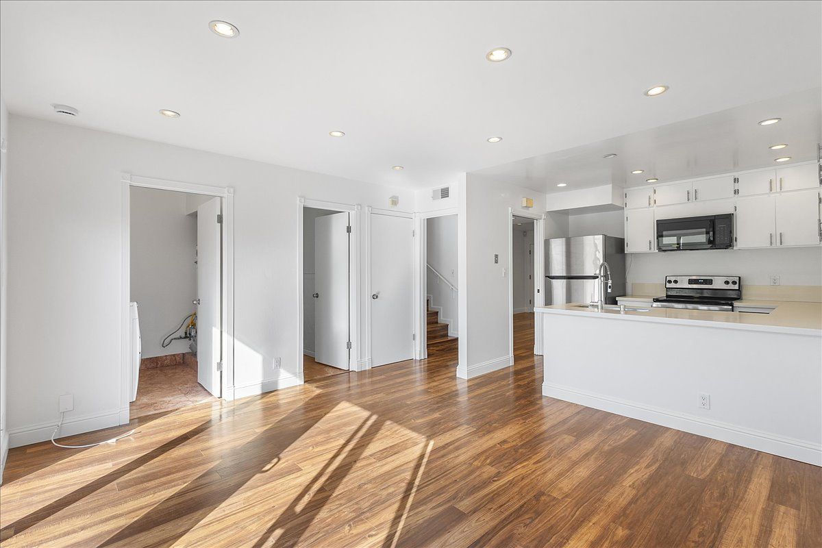 3031 Flora Vista