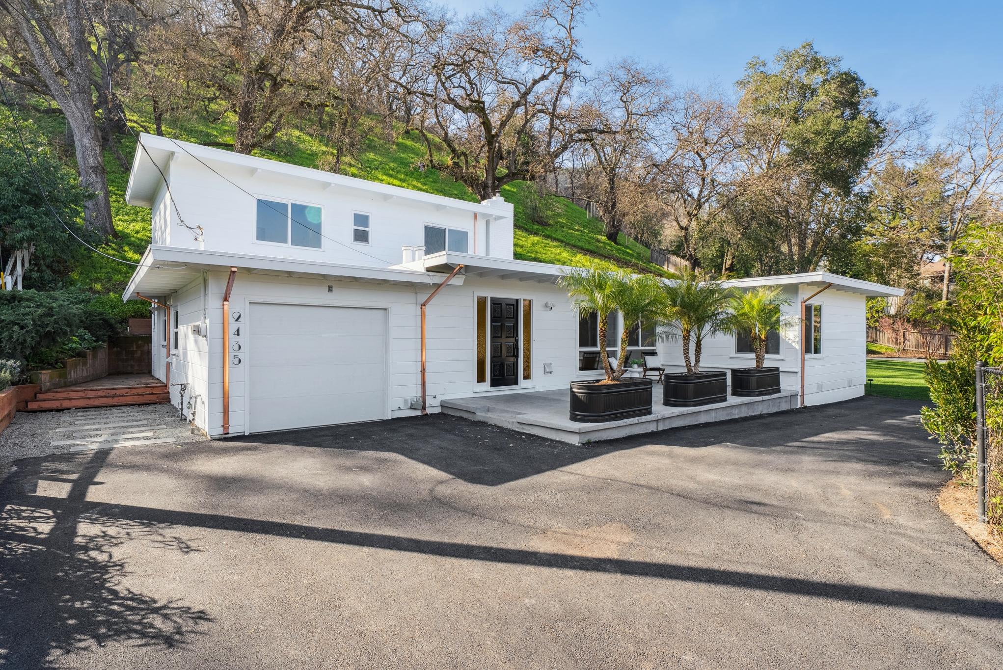 2435 Lunada Ln