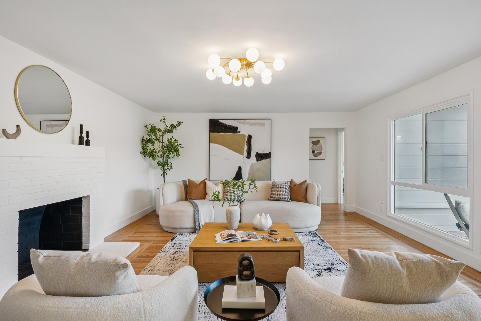 2435 Lunada Ln