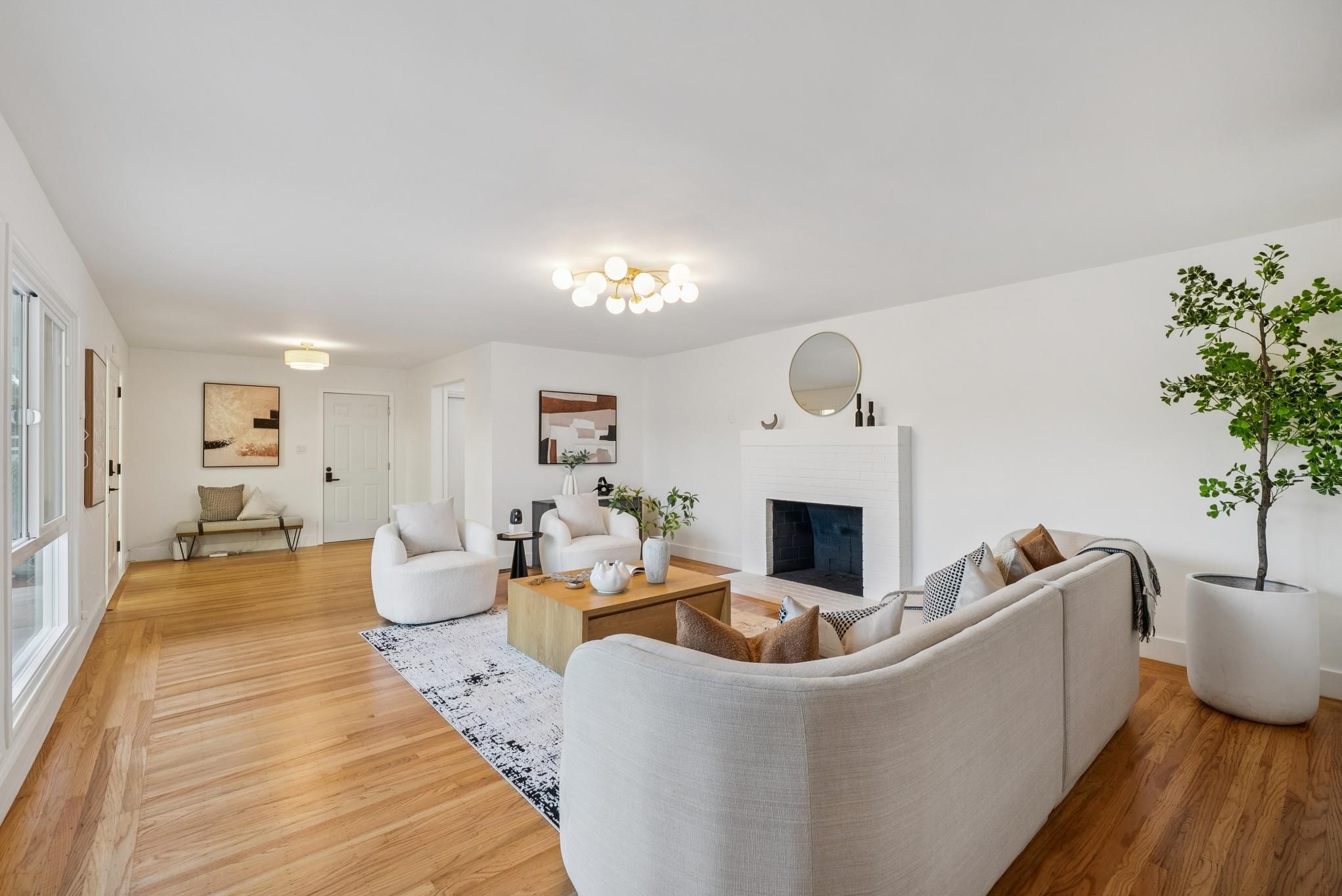 2435 Lunada Ln