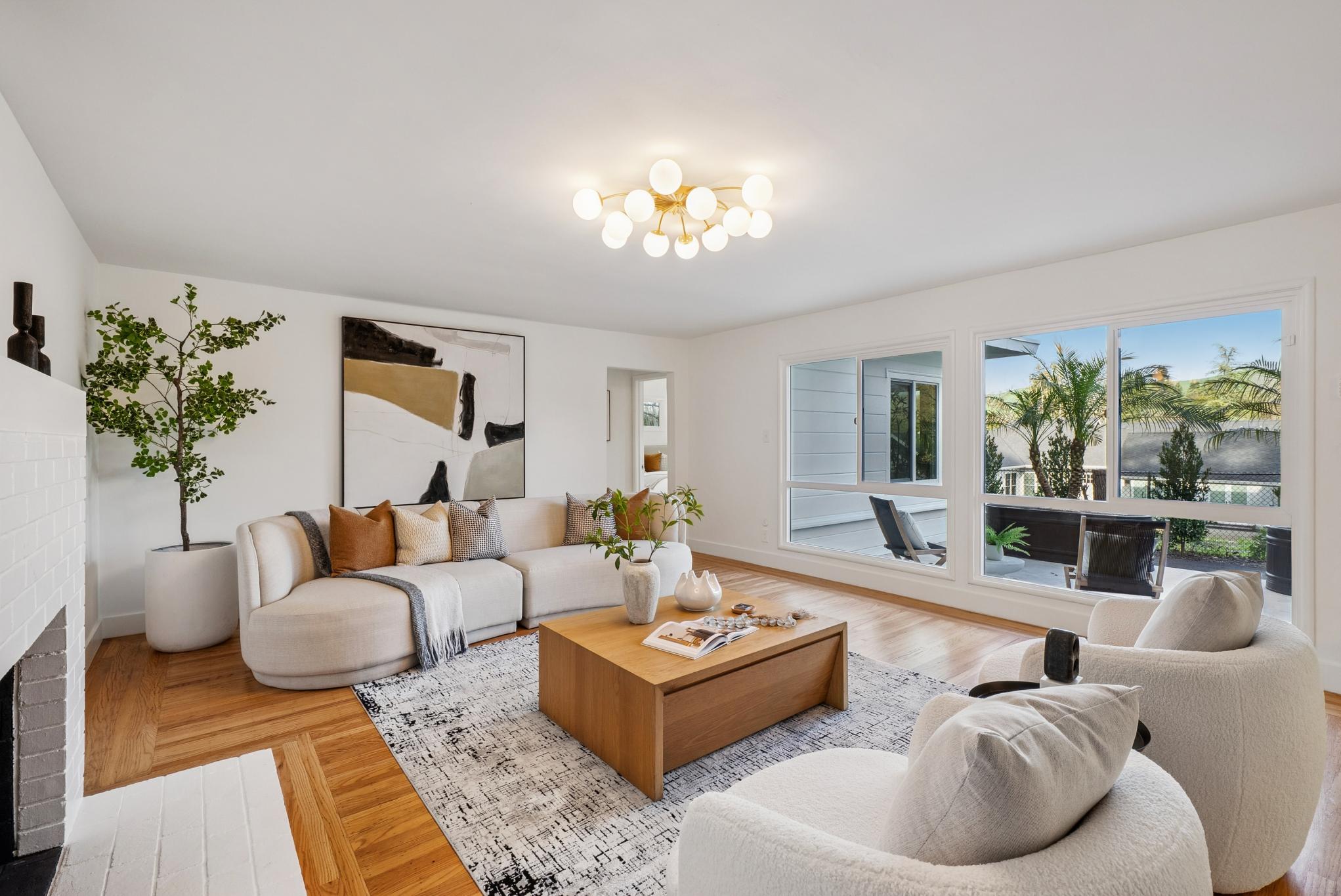 2435 Lunada Ln