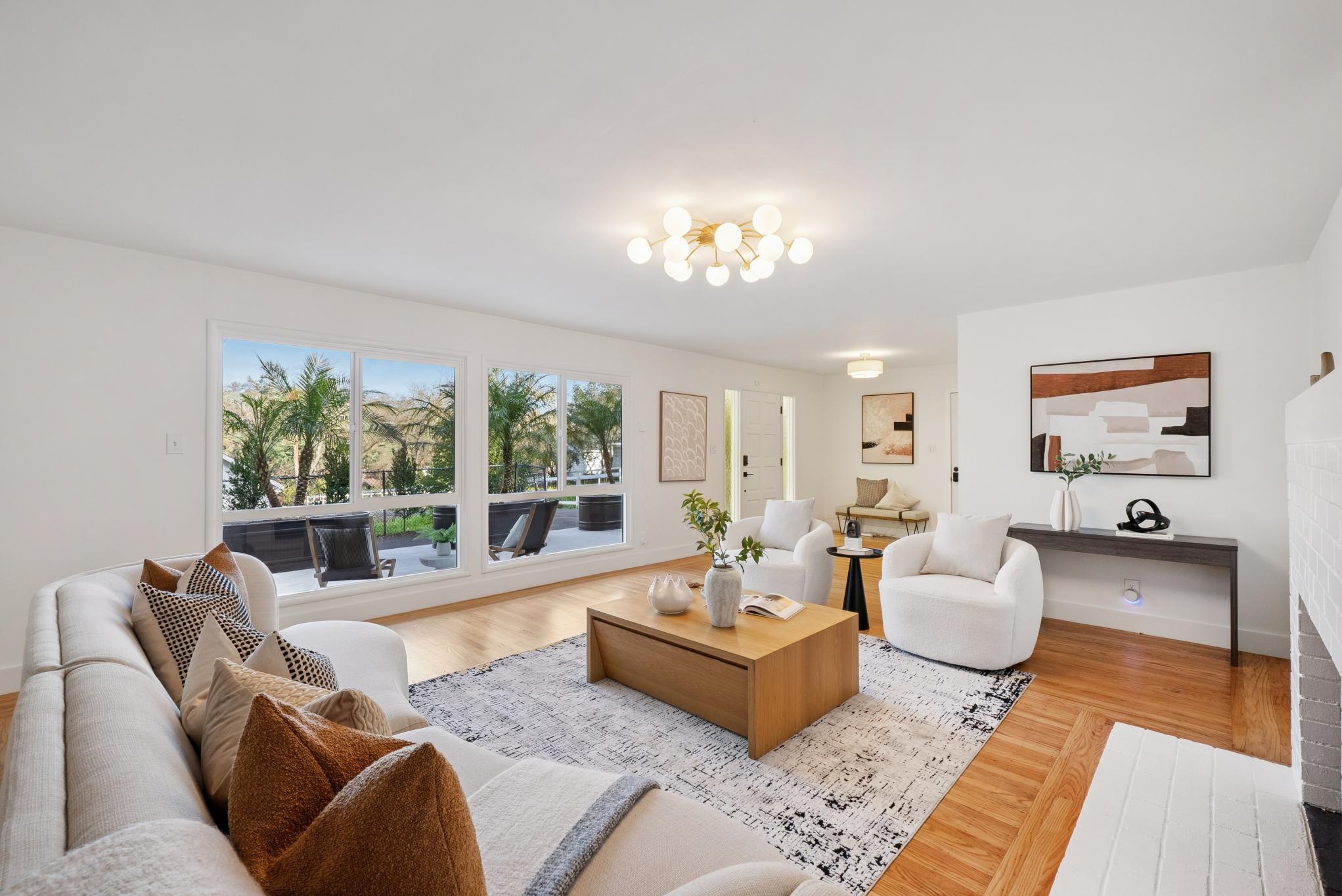 2435 Lunada Ln
