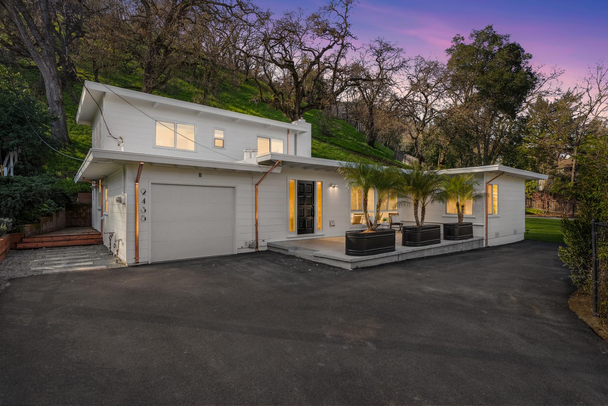 2435 Lunada Ln
