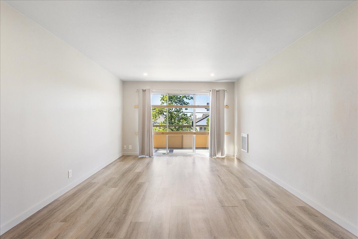 528 Merritt Ave #303