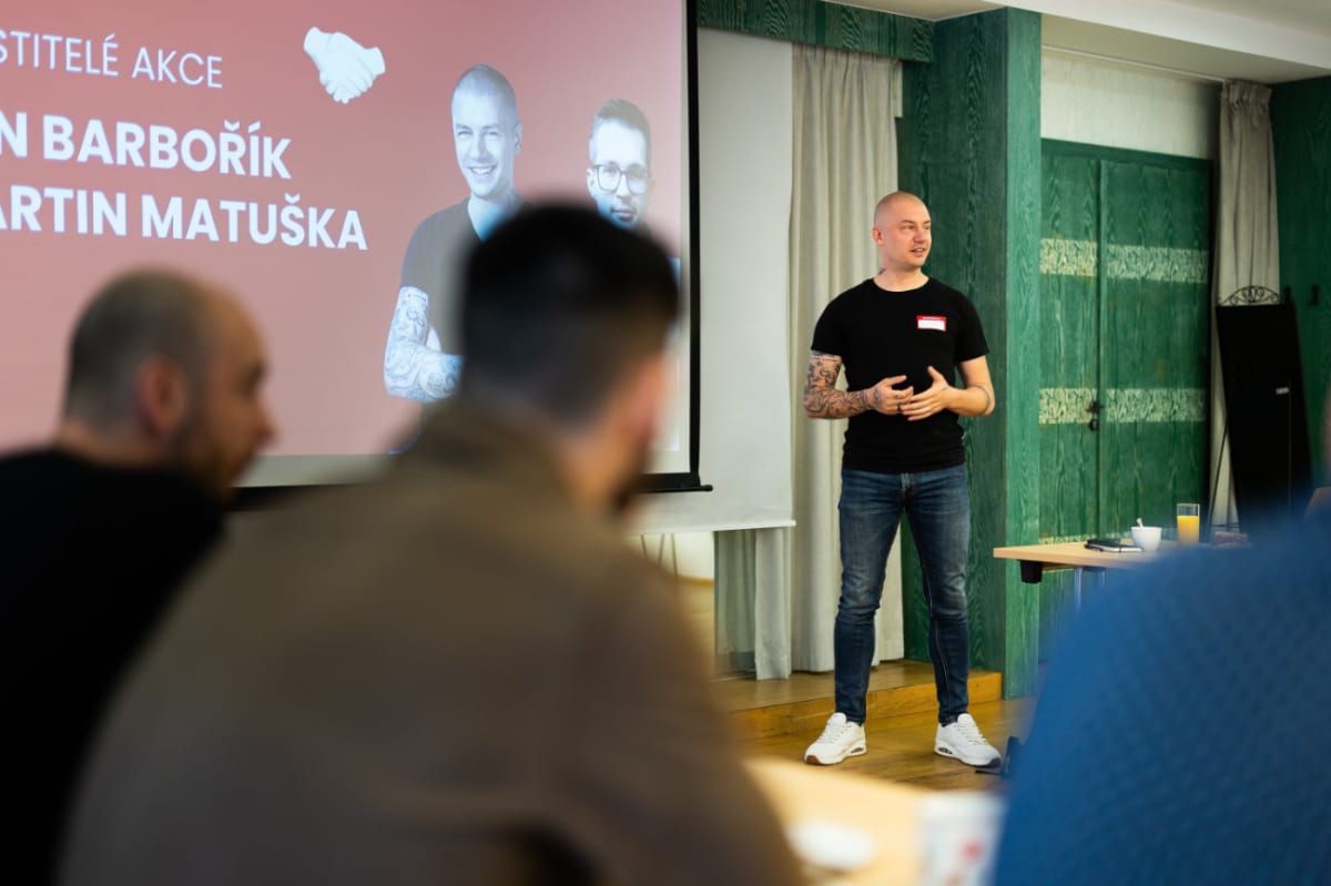 Účastníci druhé snídaně Handshake u stolů ve tvaru U na Statku Samsara v Blansku