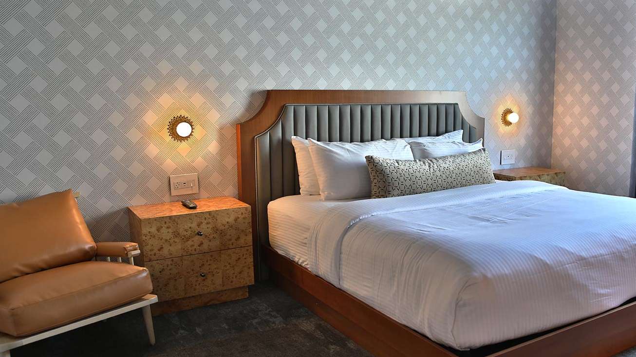 Standard_King_Suite_Room