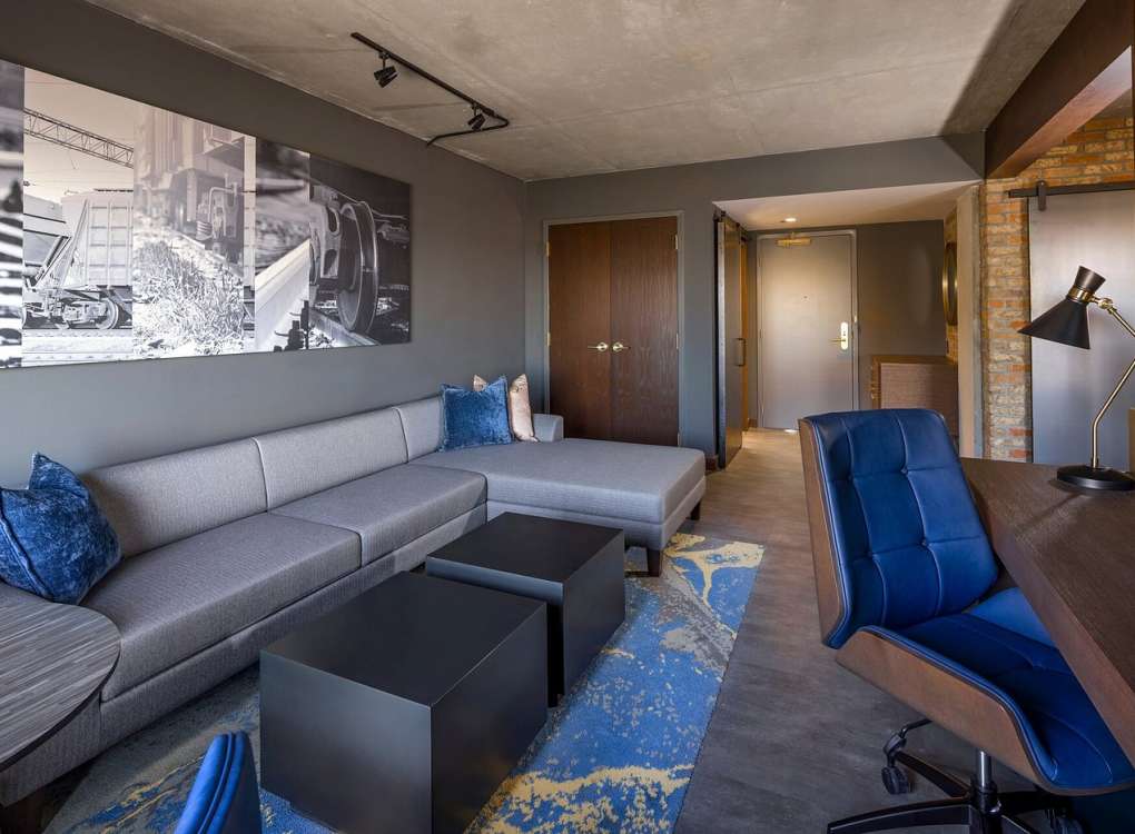 signature-suite-living