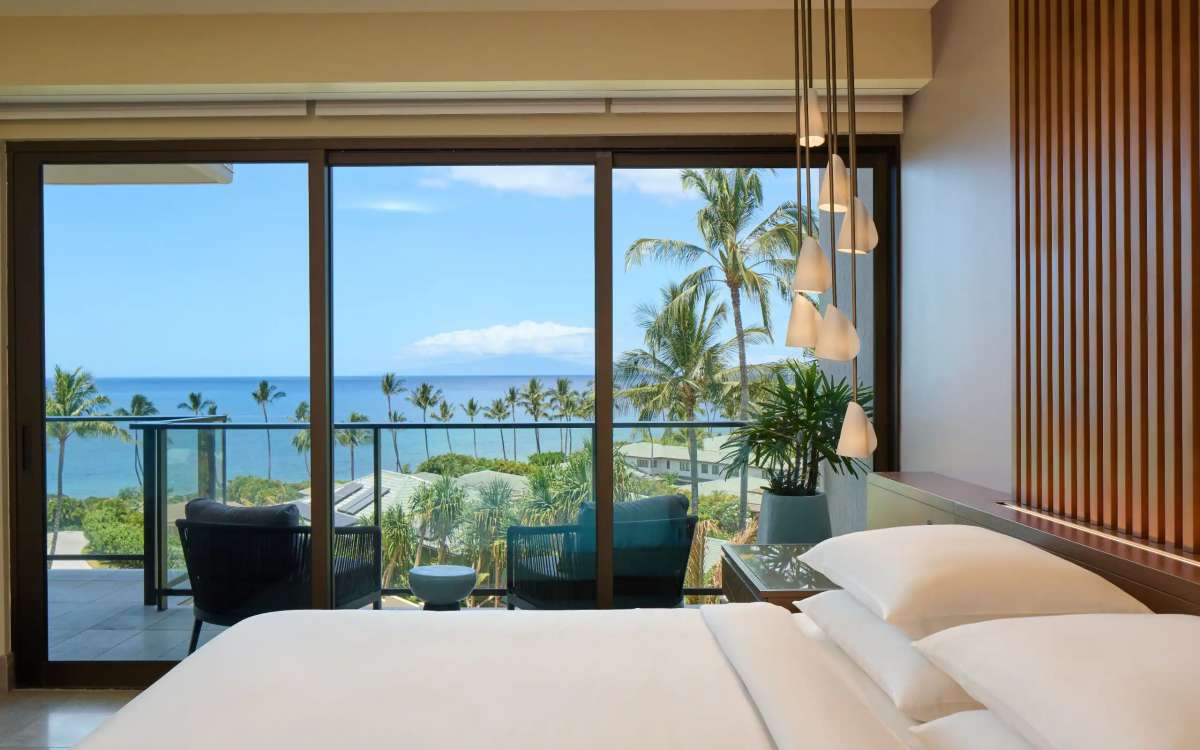 OGGAW-P0305-Ilikai-Ocean-View-Master-Bedroom