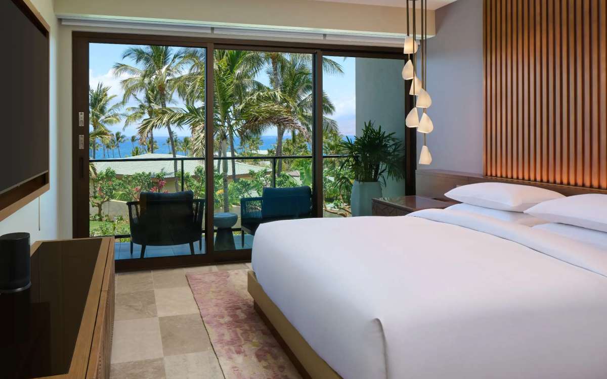 OGGAW-P0307-Ilikai-Partial-Ocean-Master-Bedroom