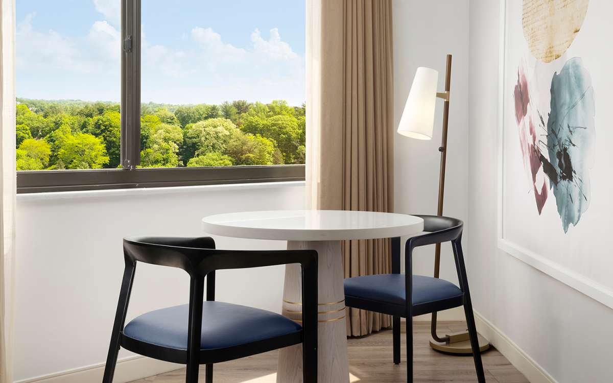 gallery_white-plains-sonesta-room-1202-large-corner-seating-area-view