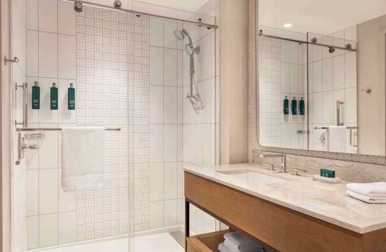 KH-DoubleTree-by-Hilton-Abilene-Guest-Room-Vanity-Angle