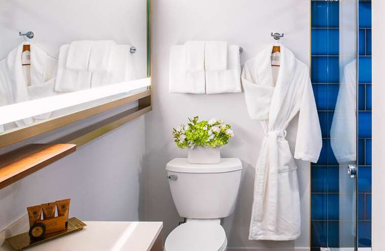 KH-Le_Meridien-Essex-Chicago-Vanity-Mirror-Robe