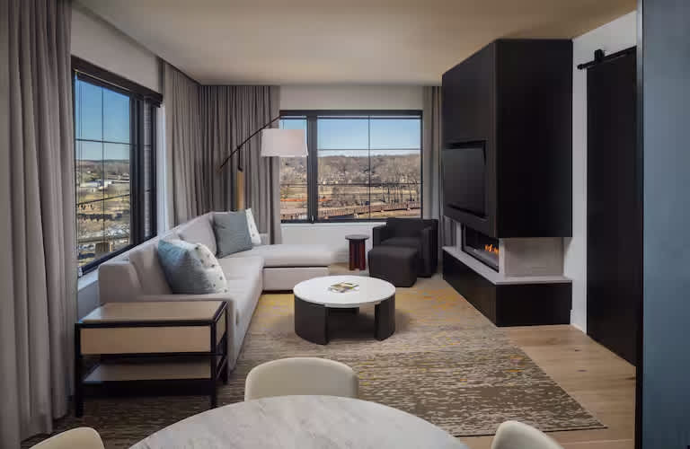 k1tfu1-park-vw-1k-1bdr-ste-firepl-falls-park-view-1-bedroom-suite-with-fireplace