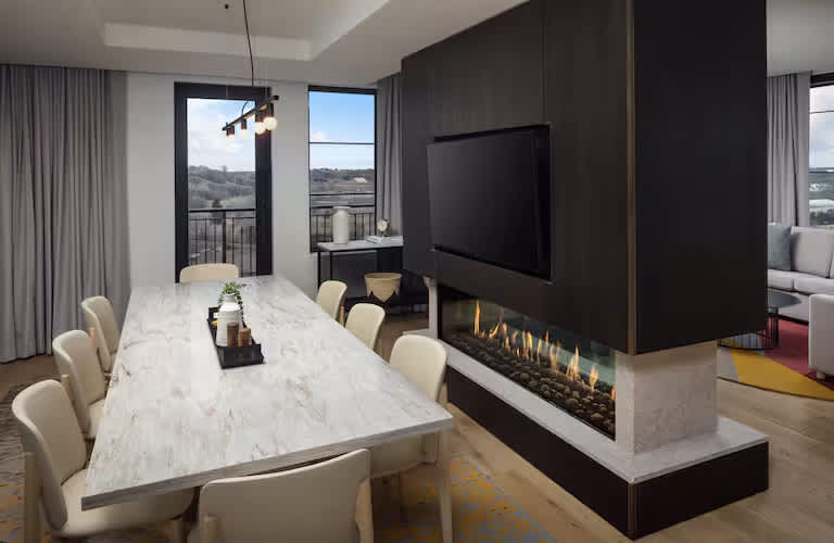 k1zfu1-presidentl-1-kg-1-bdrm-ste-presidential-suite-dining-room-and-fireplace