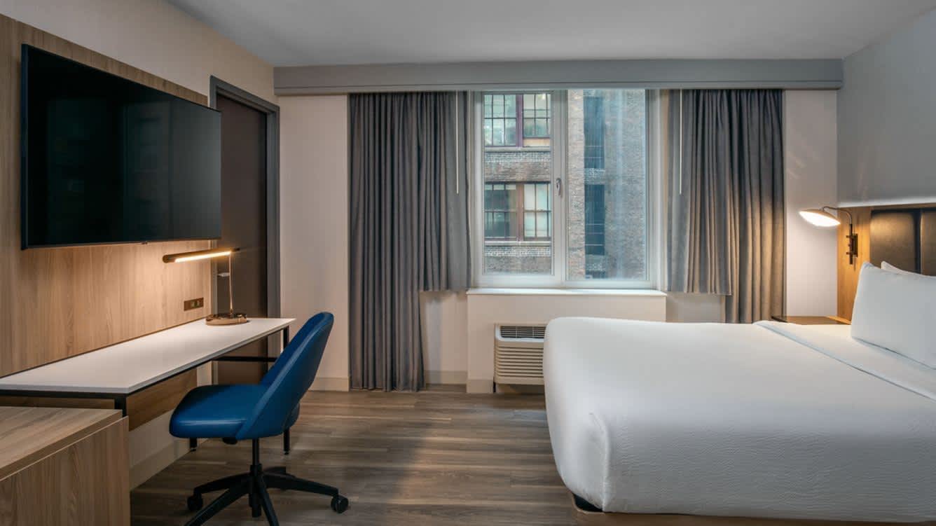 cy-nycet-standard-king-guest-room-40729_Wide-Hor