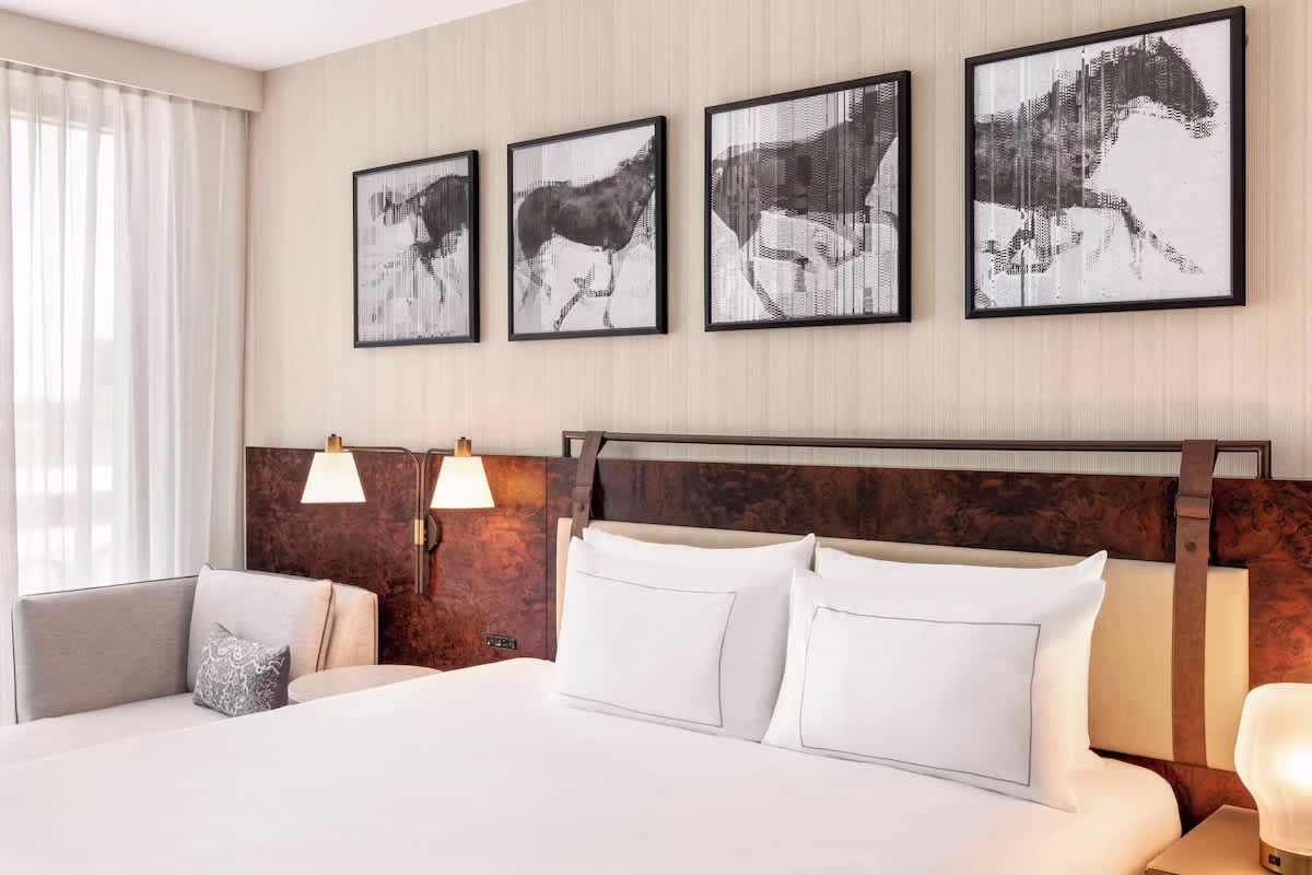 KH-DoubleTree-by-Hilton-Abilene-King-Guest-Room-Headboard